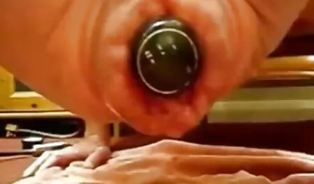 Horny vidéo x gratuit Big Breasted Chick utilise du concombre