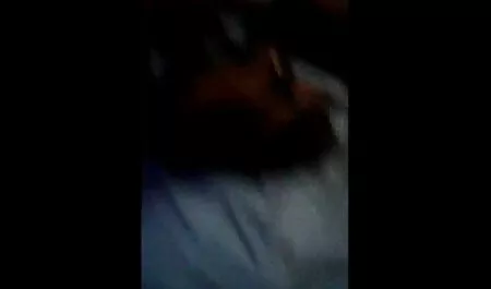 2 MILFs, des vidéos porno 1 bite