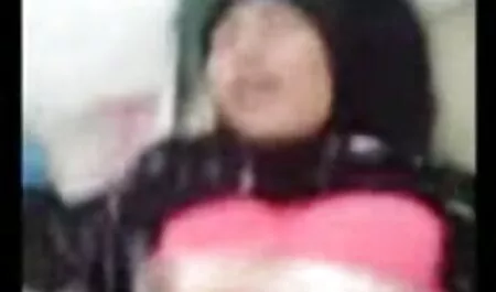 Deux filles taquinent à la videos prono sexe piscine.