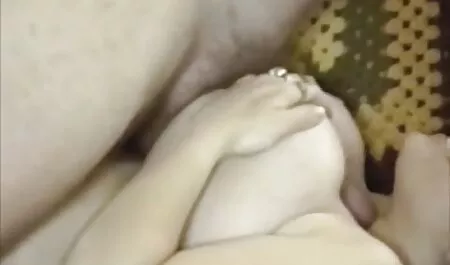 Écolière coquine veut en savoir plus sur les oiseaux et les des videos porno abeilles